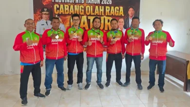 Atlet catur beregu putra KSB menunjukkan medali emas kategori catur cepat pada ajang Porprov XII NTB di Mataram, Rabu, 15 Juli 2026.