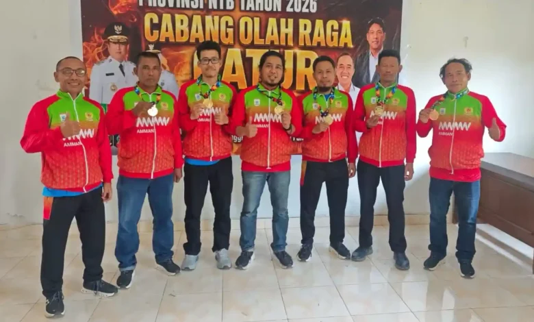 Atlet catur beregu putra KSB menunjukkan medali emas kategori catur cepat pada ajang Porprov XII NTB di Mataram, Rabu, 15 Juli 2026.
