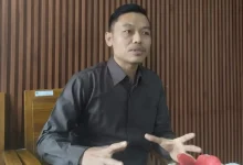 Ketua Komisi IV DPRD Lobar, Muhali saat memberikan kritik mengenai sampah di Desa Buwun Sejati dan Sesaot, Rabu, 15 Juli 2026.