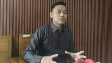 Ketua Komisi IV DPRD Lobar, Muhali saat memberikan kritik mengenai sampah di Desa Buwun Sejati dan Sesaot, Rabu, 15 Juli 2026.