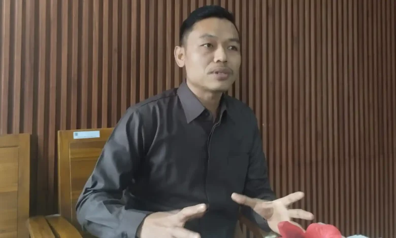 Ketua Komisi IV DPRD Lobar, Muhali saat memberikan kritik mengenai sampah di Desa Buwun Sejati dan Sesaot, Rabu, 15 Juli 2026.