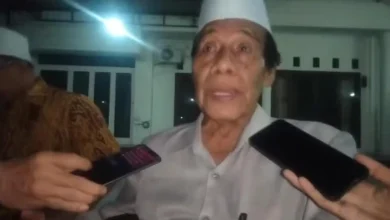 Pimpinan Yayasan Pondok Pesantren Al-Ishlahuddiny Kediri, Drs. TGH. Muchlis Ibrahim, M.Si., menanggapi soal visual lokasi kasus santri terbakar menggunakan visual Ponpesnya, Rabu, 15 Juli 2026.