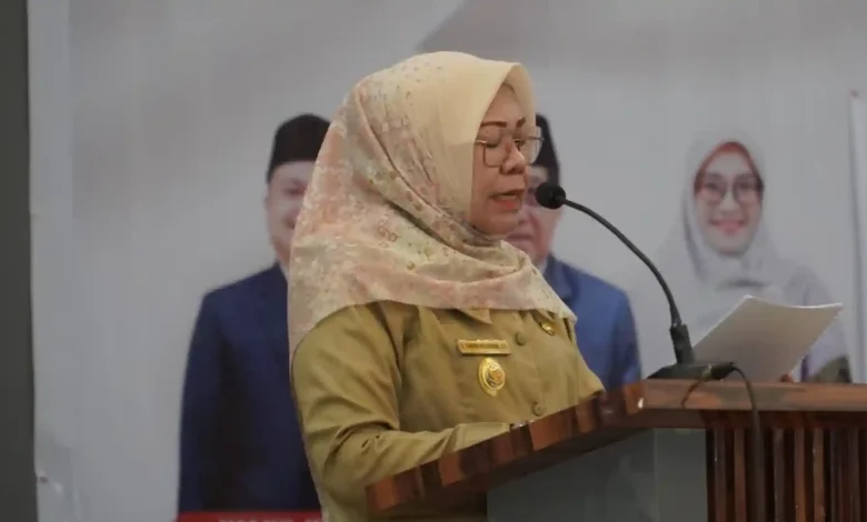Wakil Bupati Sumbawa Barat, Hj. Hanipah, membacakan penjelasan mengenai Rancangan KUA-PPAS APBD Tahun Anggaran 2027 dalam Rapat Paripurna DPRD Kabupaten Sumbawa Barat, Kamis, 16 Juli 2026.