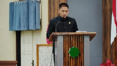 Anggota Banggar DPRD KSB, Santri Yusmulyadi menyampaikan laporan hasil pembahasan Raperda Perubahan APBD 2026 dalam Rapat Paripurna DPRD KSB, Kamis, 16 Juli 2026.