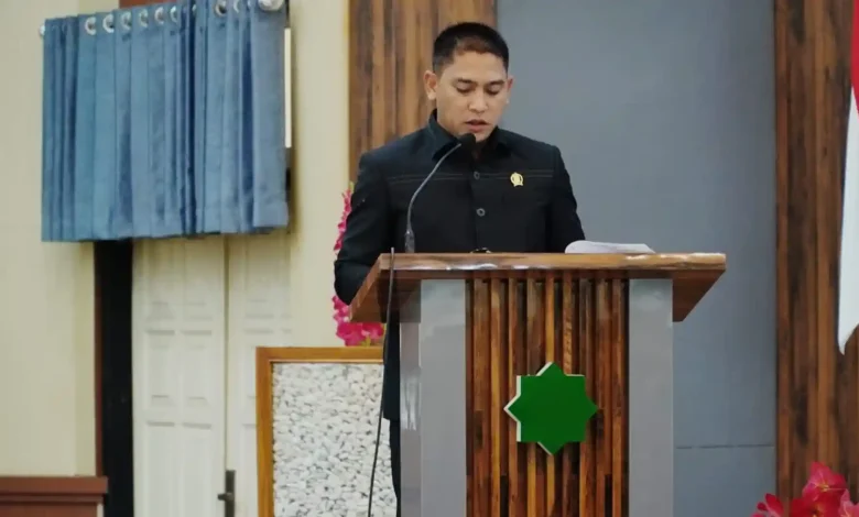 Anggota Banggar DPRD KSB, Santri Yusmulyadi menyampaikan laporan hasil pembahasan Raperda Perubahan APBD 2026 dalam Rapat Paripurna DPRD KSB, Kamis, 16 Juli 2026.