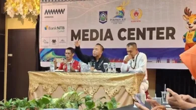 Ketua KONI NTB, Mori Hanafi (tengah) saat membuka agenda Porprov NTB pada Kamis, 16 Juli 2026.