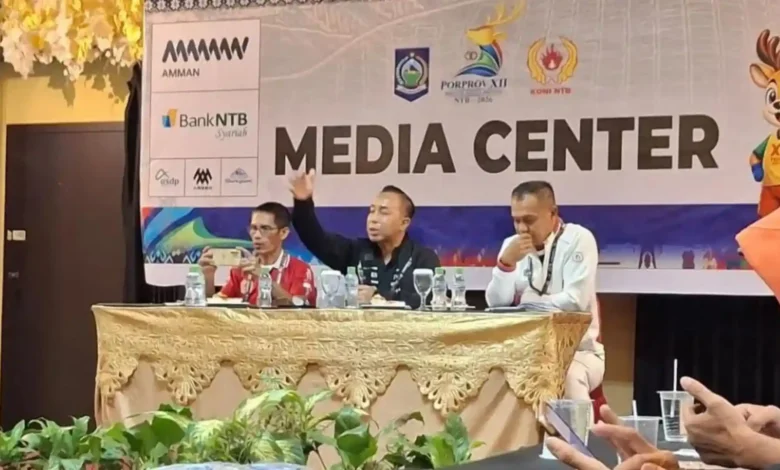 Ketua KONI NTB, Mori Hanafi (tengah) saat membuka agenda Porprov NTB pada Kamis, 16 Juli 2026.