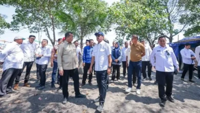 Gubernur NTB, Lalu Muhamad Iqbal (baju krem) saat mendampingi Menteri KKP, Sakti Wahyu Trenggono (kacamata hitam) berkunjung ke Bintaro pada Jumat, 17 Juli 2026.