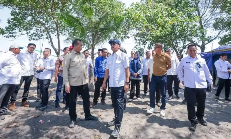 Gubernur NTB, Lalu Muhamad Iqbal (baju krem) saat mendampingi Menteri KKP, Sakti Wahyu Trenggono (kacamata hitam) berkunjung ke Bintaro pada Jumat, 17 Juli 2026.