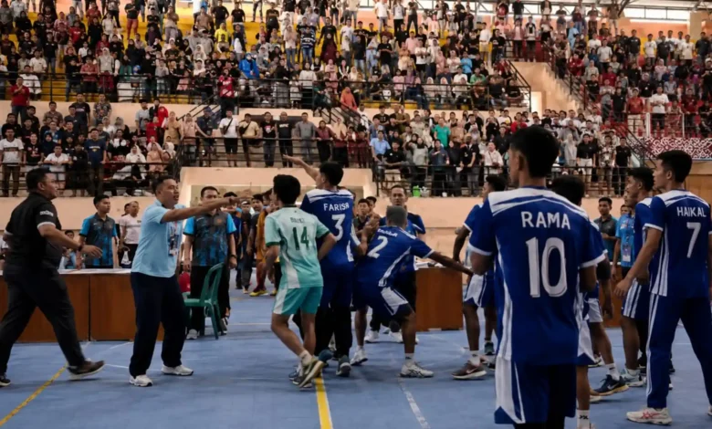Kericuhan terjadi saat pertandingan bola voli putra Porprov XII NTB 2026 antara Tim Lombok Barat dan Dompu, Sabtu malam, 19 Juli 2026.
