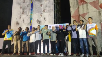 Ketua Umum FPTI NTB Nadirah Al Habsyi bersama Wakil Ketua KONI NTB Bidang Organisasi Hunandiati Nurdin, foto bersama pengurus cabang FPTI Kabupaten dan Kota, dalam pembukaan Porprov XII Cabor Panjat tebing, Sabtu 18 Juli 2026.
