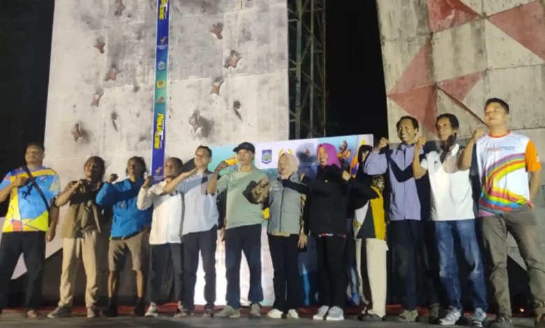 Ketua Umum FPTI NTB Nadirah Al Habsyi bersama Wakil Ketua KONI NTB Bidang Organisasi Hunandiati Nurdin, foto bersama pengurus cabang FPTI Kabupaten dan Kota, dalam pembukaan Porprov XII Cabor Panjat tebing, Sabtu 18 Juli 2026.