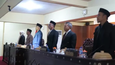 Bupati Lombok Barat, Lalu Ahmad Zaini (kedua dari kiri) dan Ketua DPRD Lombok Barat (ketiga dari kiri) saat paripurna pengesahan LKPJ Pelaksanaan APBD 2025, Sabtu malam, 18 Juli 2026.