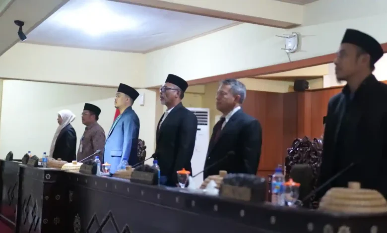 Bupati Lombok Barat, Lalu Ahmad Zaini (kedua dari kiri) dan Ketua DPRD Lombok Barat (ketiga dari kiri) saat paripurna pengesahan LKPJ Pelaksanaan APBD 2025, Sabtu malam, 18 Juli 2026.