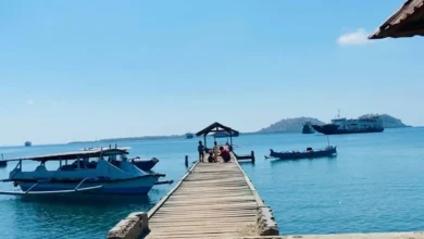 Suasana dermaga penyeberangan di Poto Tano yang menjadi akses utama para boatman menuju destinasi wisata Pulau Kenawa, Kabupaten Sumbawa Barat.