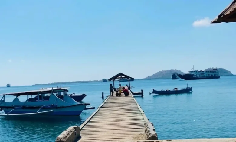 Suasana dermaga penyeberangan di Poto Tano yang menjadi akses utama para boatman menuju destinasi wisata Pulau Kenawa, Kabupaten Sumbawa Barat.