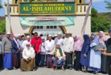 Perwakilan tvOne, Herman Zuhdi (baju merah) saat silaturahmi bersama pengurus dan alumni Ponpes Ishlahuddiny pada Minggu, 19 Juli 2026.