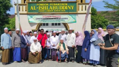 Perwakilan tvOne, Herman Zuhdi (baju merah) saat silaturahmi bersama pengurus dan alumni Ponpes Ishlahuddiny pada Minggu, 19 Juli 2026.