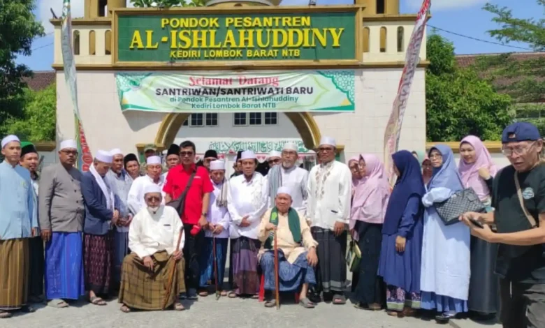 Perwakilan tvOne, Herman Zuhdi (baju merah) saat silaturahmi bersama pengurus dan alumni Ponpes Ishlahuddiny pada Minggu, 19 Juli 2026.
