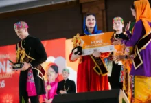 Putri Sulung Gubernur Iqbal, Baiq Rena (kedua dari kiri, gaun merah) saat menerima predikat sebagai None Jakarta Barat, Sabtu, 18 Juli 2026.