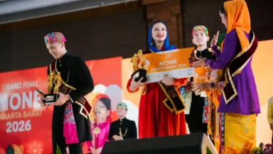 Putri Sulung Gubernur Iqbal, Baiq Rena (kedua dari kiri, gaun merah) saat menerima predikat sebagai None Jakarta Barat, Sabtu, 18 Juli 2026.