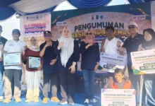 Pemprov NTB memberikan penghargaan kepada PT Amman Mineral Nusa Tenggara dan Perwakilan kaum disabilitas dalam Gebyar Apresiasi Wajib Pajak Kendaraan 2026 di Teras Udayana, Kota Mataram, Minggu, 19 Juli 2026.