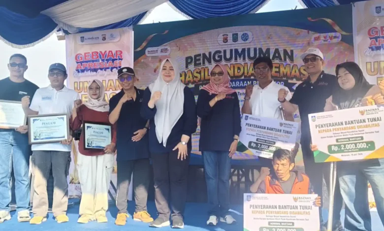 Pemprov NTB memberikan penghargaan kepada PT Amman Mineral Nusa Tenggara dan Perwakilan kaum disabilitas dalam Gebyar Apresiasi Wajib Pajak Kendaraan 2026 di Teras Udayana, Kota Mataram, Minggu, 19 Juli 2026.