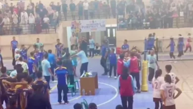 Aksi kericuhan saat pertandingan bola voli di ajang Porprov NTB pada Minggu, 19 Juli 2026.