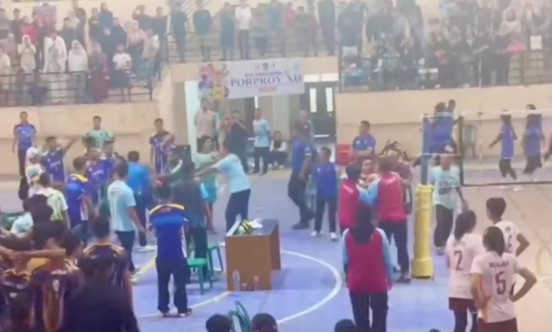Aksi kericuhan saat pertandingan bola voli di ajang Porprov NTB pada Minggu, 19 Juli 2026.