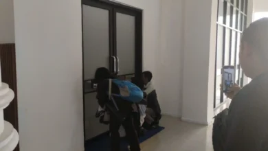 Suasana di depan ruang kerja Bupati Lombok Barat mulai dipadati awak media usai KPK melakukan penyegelan, Senin siang, 20 Juli 2026.