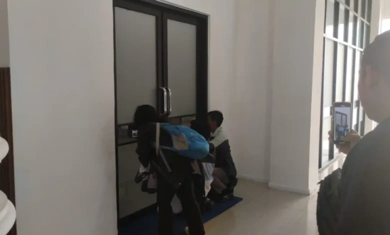 Suasana di depan ruang kerja Bupati Lombok Barat mulai dipadati awak media usai KPK melakukan penyegelan, Senin siang, 20 Juli 2026.