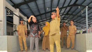 Jajaran Diskoperindag KSB meninjau area Pasar Tana Mira Taliwang jelang proses lelang proyek penataan pasar, beberapa waktu lalu.
