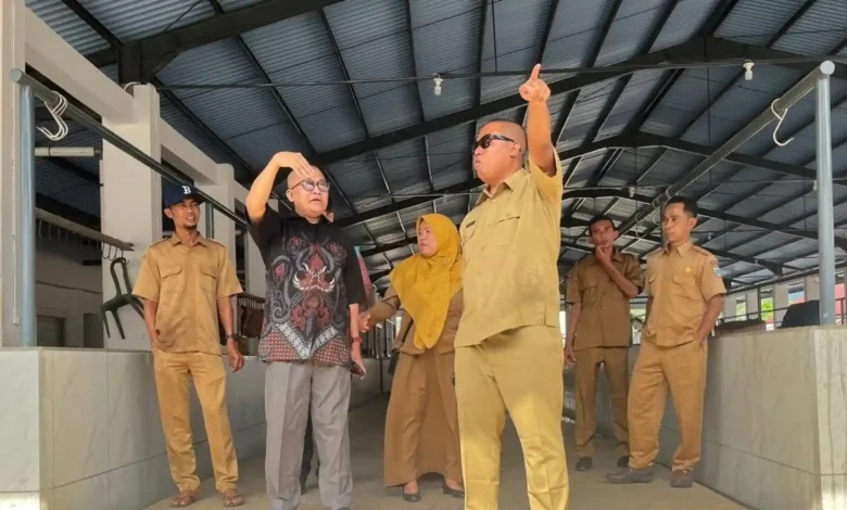 Jajaran Diskoperindag KSB meninjau area Pasar Tana Mira Taliwang jelang proses lelang proyek penataan pasar, beberapa waktu lalu.