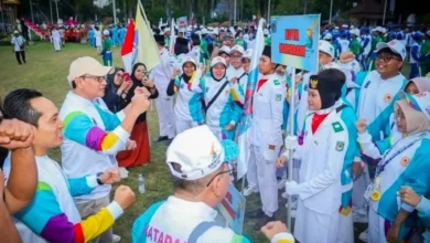 Potret Wali Kota Mataram, Mohan Roliskana menyemangati para atlet Kota Mataram pada pembukaan Porprov NTB 2026, Kamis, 16 Juli 2026.
