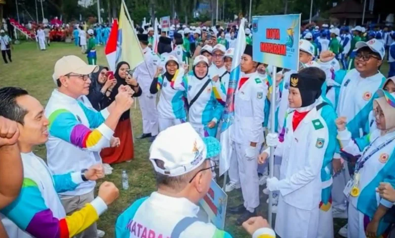 Potret Wali Kota Mataram, Mohan Roliskana menyemangati para atlet Kota Mataram pada pembukaan Porprov NTB 2026, Kamis, 16 Juli 2026.