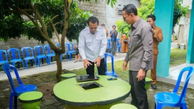 Wali Kota Mataram, Mohan Roliskana (kanan) melakukan pemantauan program tempah dedoro di lingkungan Marong tatah, kelurahan karang baru beberapa waktu lalu.