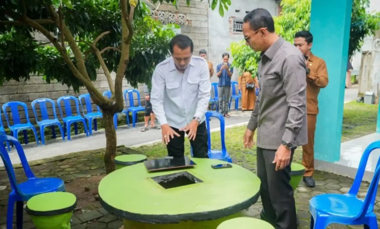 Wali Kota Mataram, Mohan Roliskana (kanan) melakukan pemantauan program tempah dedoro di lingkungan Marong tatah, kelurahan karang baru beberapa waktu lalu.