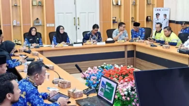 Suasana Audiensi pembahasan program pendampingan desa antara Pemkab Sumbawa Barat dengan Unram di Ruang Rapat Graha Fitrah, Sumbawa Barat, Senin, 20 Juli 2026.