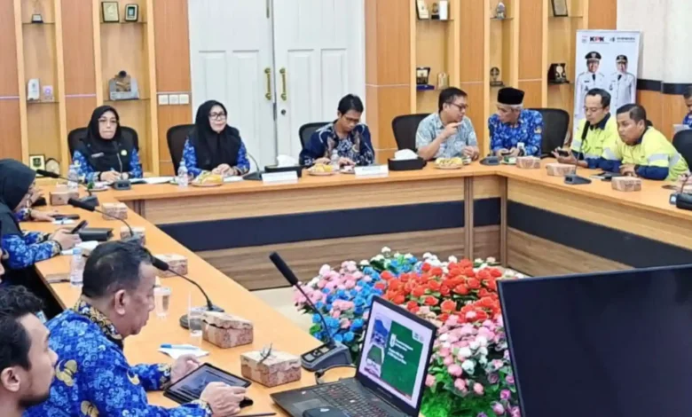 Suasana Audiensi pembahasan program pendampingan desa antara Pemkab Sumbawa Barat dengan Unram di Ruang Rapat Graha Fitrah, Sumbawa Barat, Senin, 20 Juli 2026.