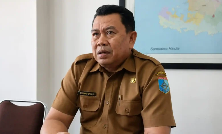 Pj. Sekda Lombok Barat, Akhmad Saikhu saat diwawancarai, Selasa, 21 Juli 2026.