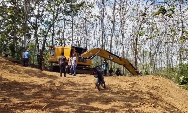 APH bersama unsur pemerintah desa mendatangi lokasi dugaan tambang emas ilegal berkedok clearing lahan di Desa Seloto, Kecamatan Taliwang, Selasa, 21 Juli 2026.