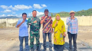 Kepala UPTD Pengelolaan Pasar Tana Mira, Erny Patriani (kedua dari kanan) mengecek kesiapan lahan Kopdes Merah Putih bersama jajaran teknis dan TNI di kawasan Pasar Tana Mira, Taliwang, Sumbawa Barat beberapa waktu lalu.