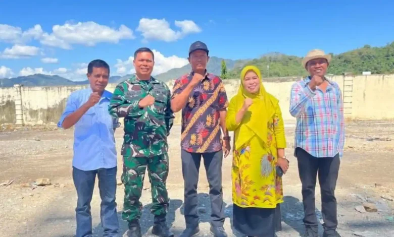 Kepala UPTD Pengelolaan Pasar Tana Mira, Erny Patriani (kedua dari kanan) mengecek kesiapan lahan Kopdes Merah Putih bersama jajaran teknis dan TNI di kawasan Pasar Tana Mira, Taliwang, Sumbawa Barat beberapa waktu lalu.