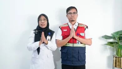 Direktur Umum dan Keuangan PT Air Minum Giri Menang (AMGM), Aini Kurniati (kiri) dan Direktur Operasional PT AMGM, Dadi Rahman (kanan) saat menyampaikan permintaan terbuka pada Rabu, 22 Juli 2026, setelah Dirut terjaring OTT KPK.