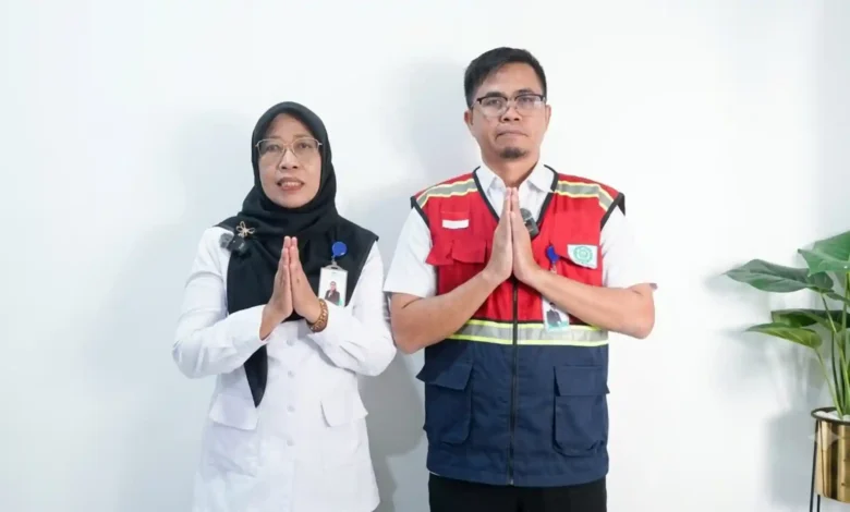 Direktur Umum dan Keuangan PT Air Minum Giri Menang (AMGM), Aini Kurniati (kiri) dan Direktur Operasional PT AMGM, Dadi Rahman (kanan) saat menyampaikan permintaan terbuka pada Rabu, 22 Juli 2026, setelah Dirut terjaring OTT KPK.