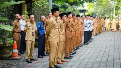 Barisan ASN Kota Mataram melaksanakan Apel Pagi.