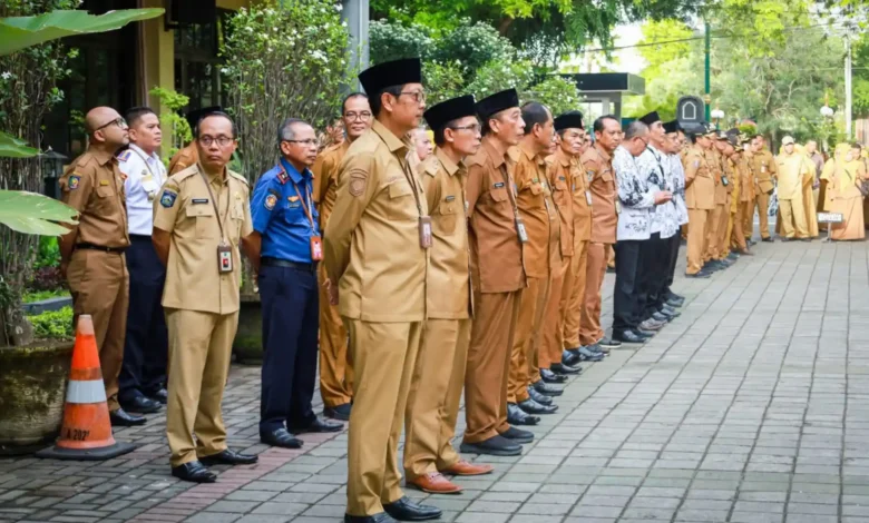 Barisan ASN Kota Mataram melaksanakan Apel Pagi.