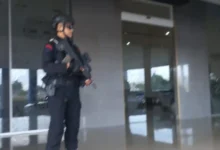Personel Brimob Polda NTB yang disiagakan di salah satu ruangan di Kantor Bupati Lombok Barat. Kabarnya, ruangan tersebut termasuk yang digeledah KPK.