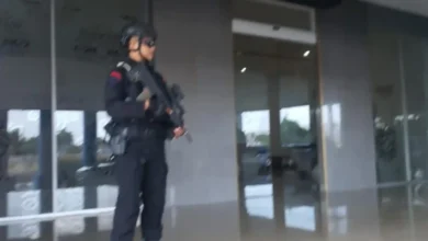 Personel Brimob Polda NTB yang disiagakan di salah satu ruangan di Kantor Bupati Lombok Barat. Kabarnya, ruangan tersebut termasuk yang digeledah KPK.