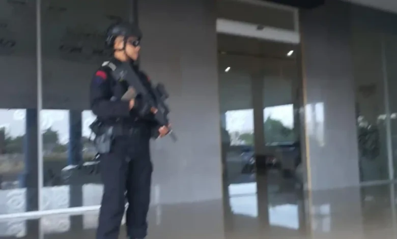 Personel Brimob Polda NTB yang disiagakan di salah satu ruangan di Kantor Bupati Lombok Barat. Kabarnya, ruangan tersebut termasuk yang digeledah KPK.